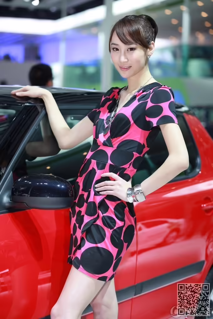 美女车模