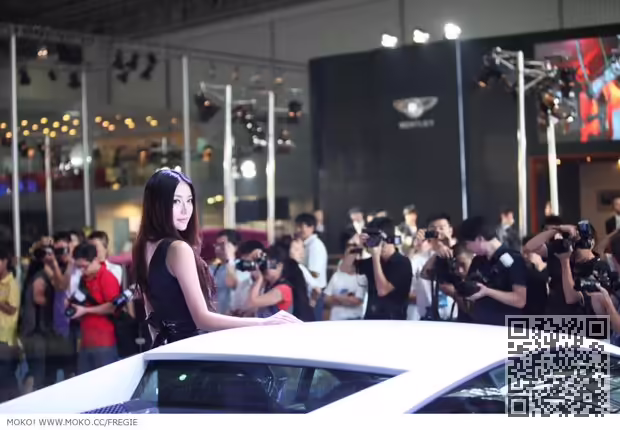美女车模