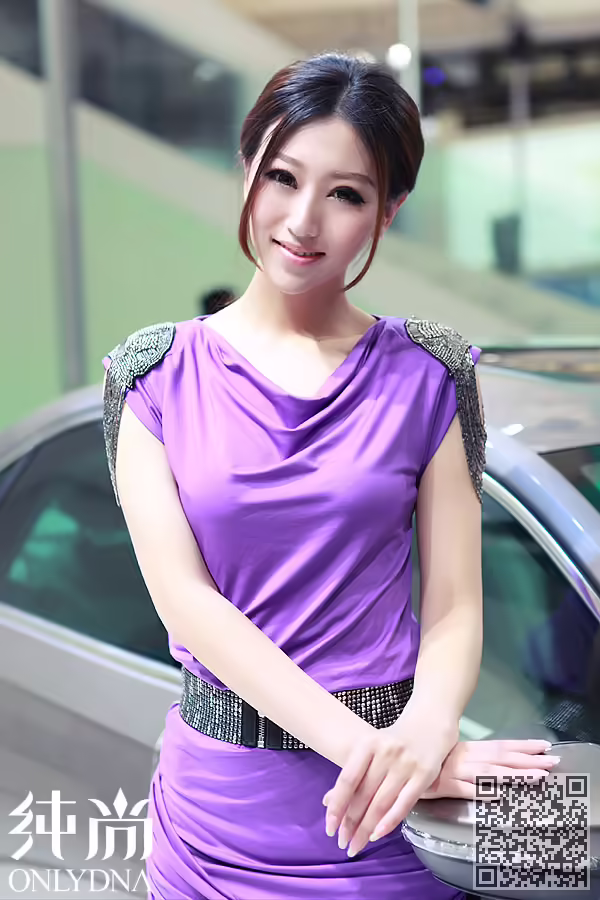 美女车模