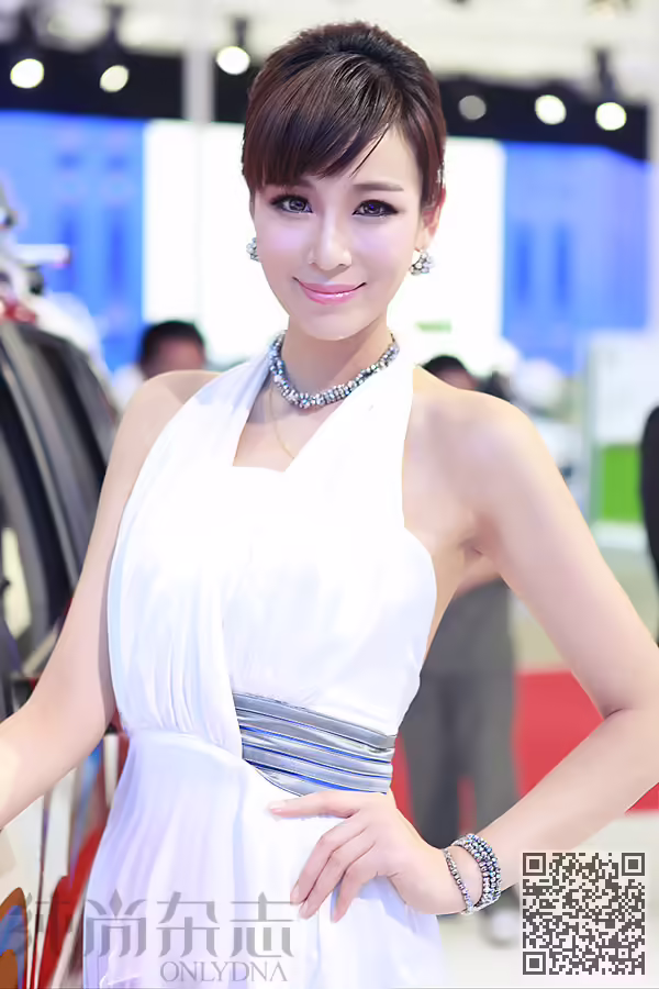 美女车模