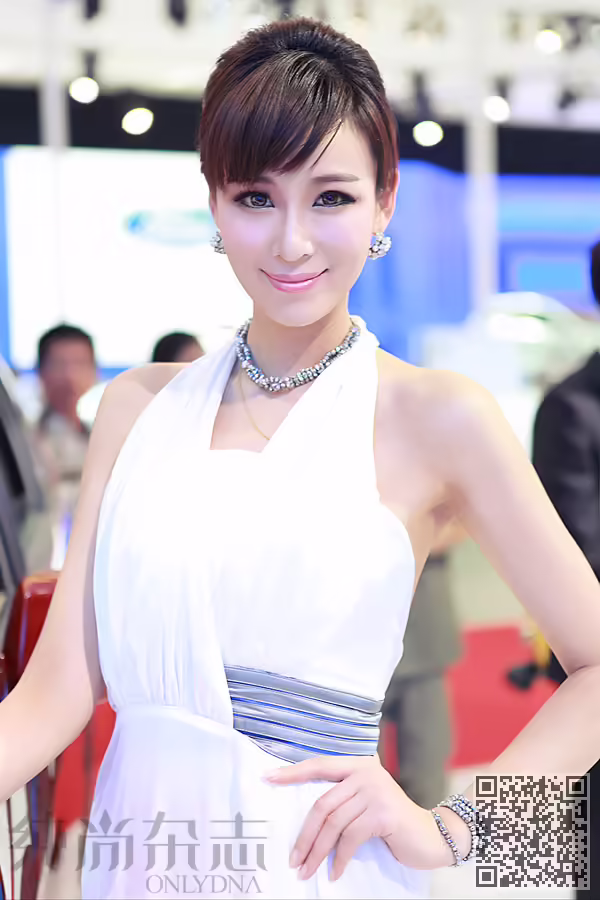 美女车模
