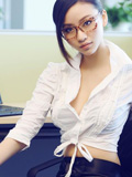 依据其演绎性感漂亮模特他眼镜娘