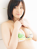 性感美丽的女孩朋友村上梨比基尼展示大奶鲍勃