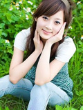 城市女孩陶醉在绿色田野