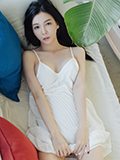 韩国女孩金性感和美丽的白色吊带魔鬼身材