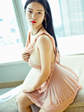 年轻女子LingXiEr丰满的脸冷艳觊觎