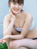 蓝色阳光海滩讴歌的美丽女孩