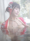 饿住朱克洛伊露天洗澡她赤裸的身体