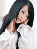 皮肤光滑美丽的阳光美丽的女孩拥有艺术写真照