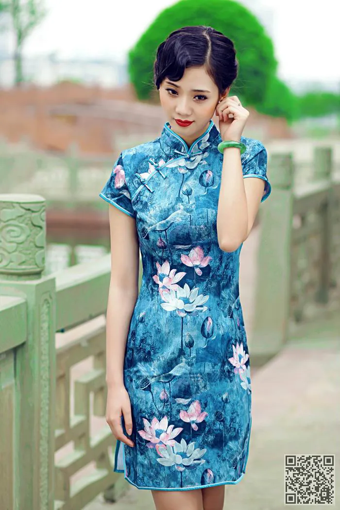 雨后的荷塘苔藓旗袍美丽美丽的江南、江南、美人
