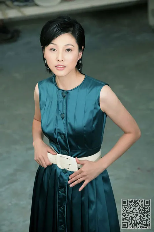 久违的美丽张炎白色礼服、张延