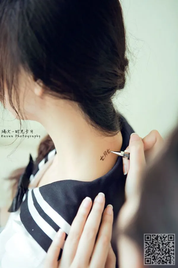 靓丽大学女生美眉影棚玩暧昧