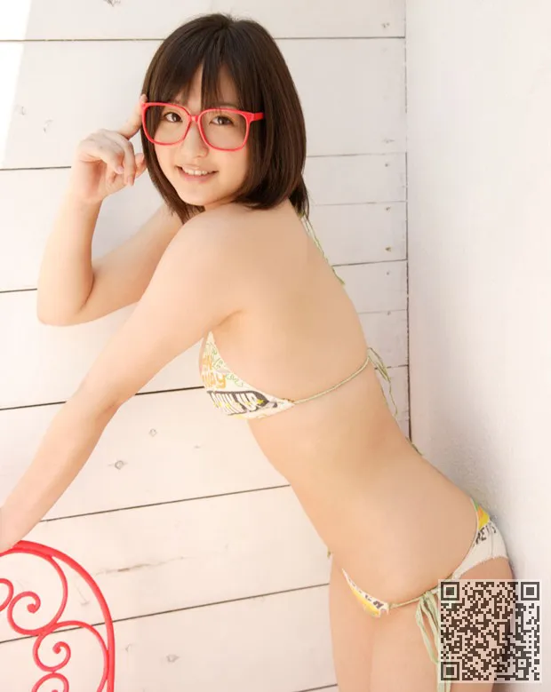性感美丽的女孩朋友村上梨比基尼展示大奶鲍勃
