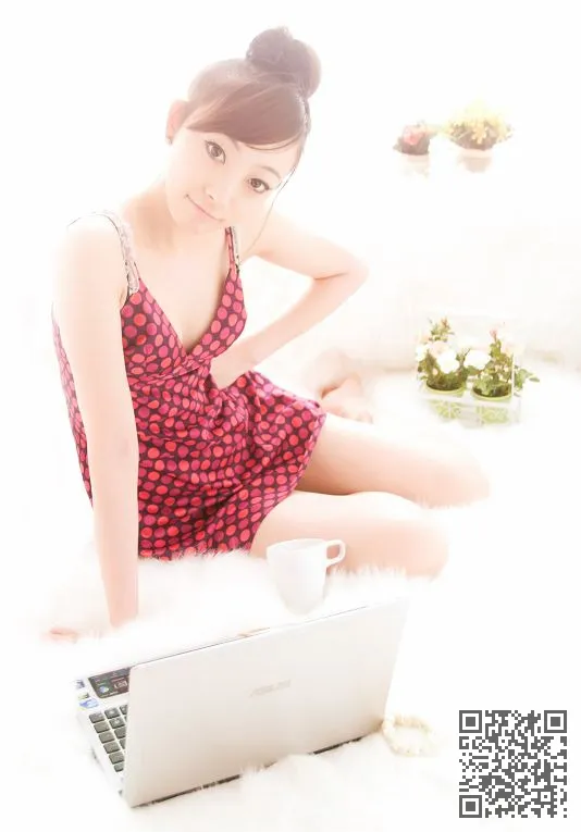百变楚楚华硕广告代言照
