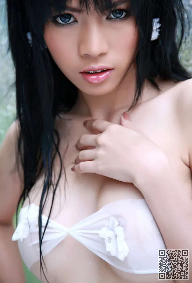 性感女孩浴室清洁和有吸引力、性感美女
