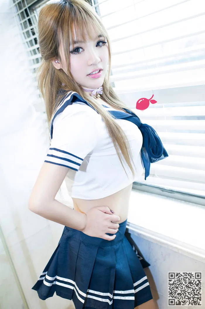 尤其是水果影响年轻模型陈刘溪制服的照片、制服、陈柳溪