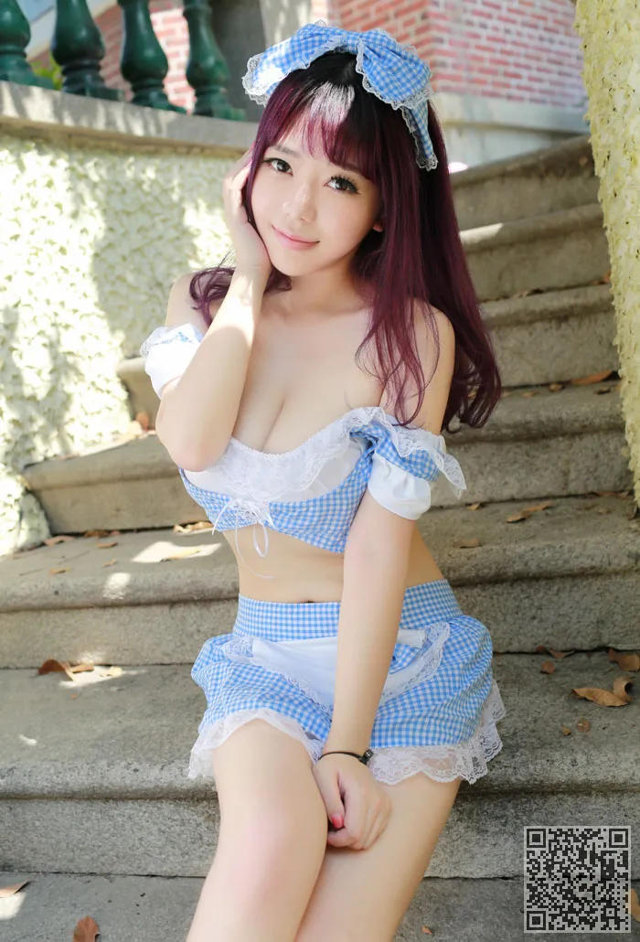 性感女仆刘飞儿林家小巷翘臀写真