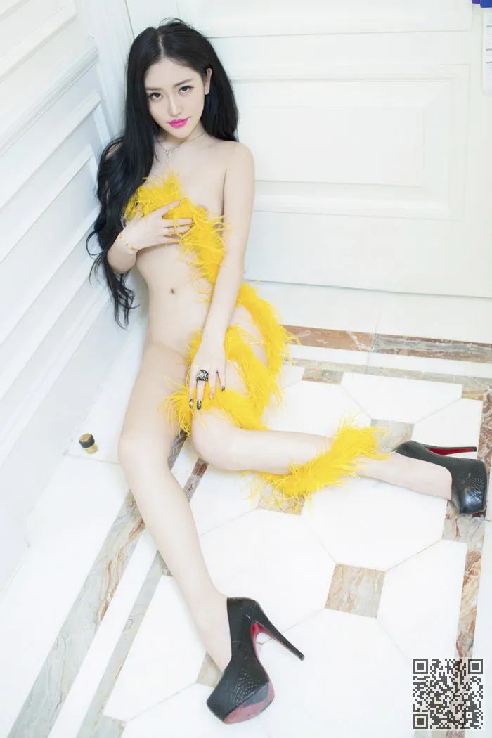 嘟嘟唇美女兮媛前凸后翘抱胸妩媚