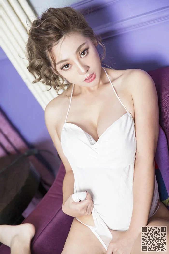 人妻何曼丽黑色情趣连体内衣秀
