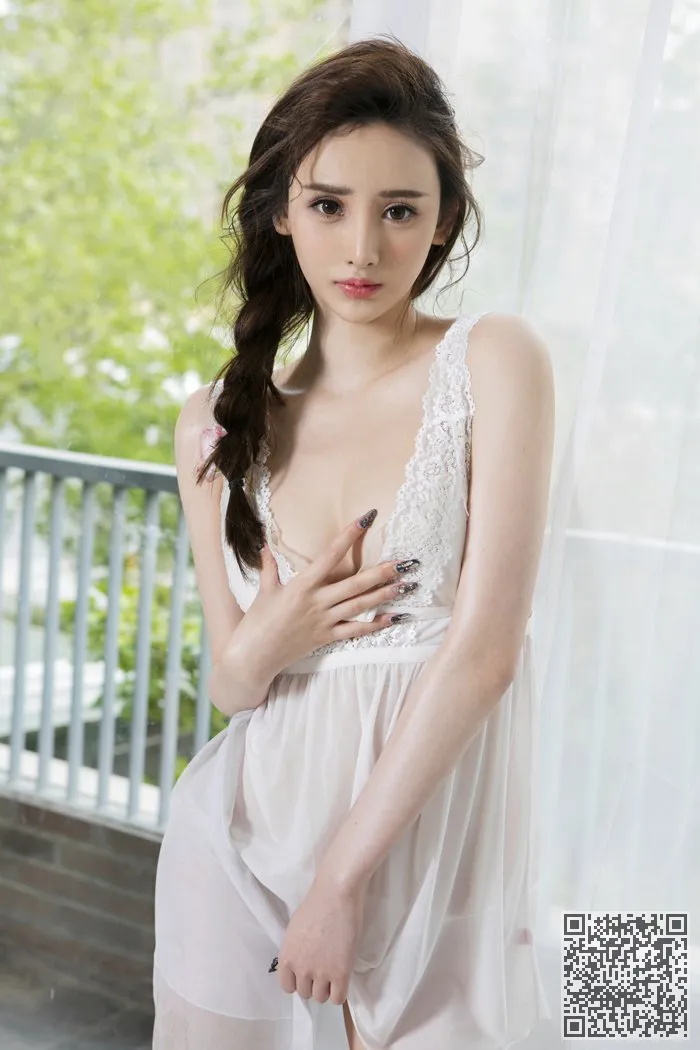 温婉的年轻模型沉思齐花瓣奶油棒一个大胆的私人照片、乳贴、于思琪、嫩模、私房照