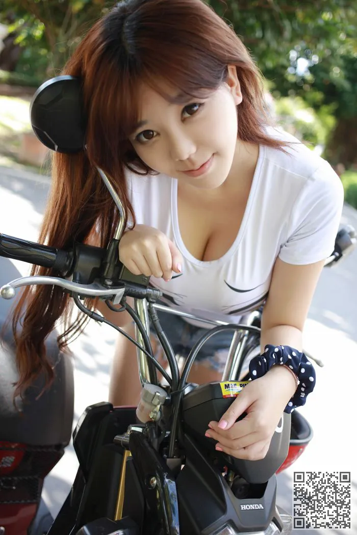 漂亮的胸部婴儿vlon儿子抵御海浪的胸部、刘飞儿、波涛胸涌、美乳