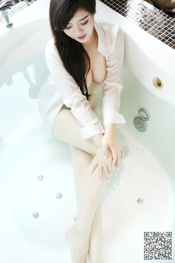 如果一个性感火辣的年轻女子时木芯白色湿照片乳沟深、乳沟、性感少妇、沐若昕、湿身写真