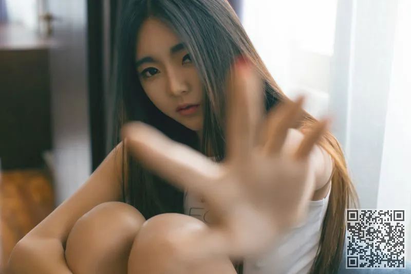丁裤美眉可乐薄纱遮胸诱惑不可挡