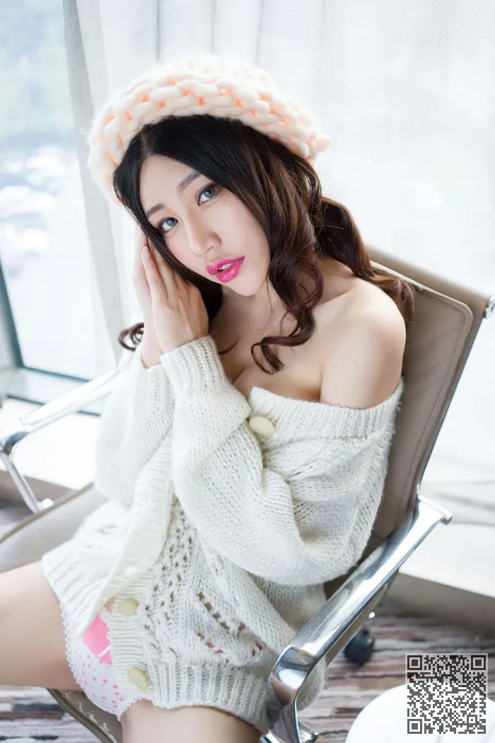 乳房成形术美容美鑫叉腿在大胆的鲜花、叉腿、巨乳美女、美昕