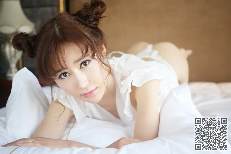 迷人的气质女孩小可卢卡白色丝绸制服诱惑、制服诱惑、小珂、少女、白丝