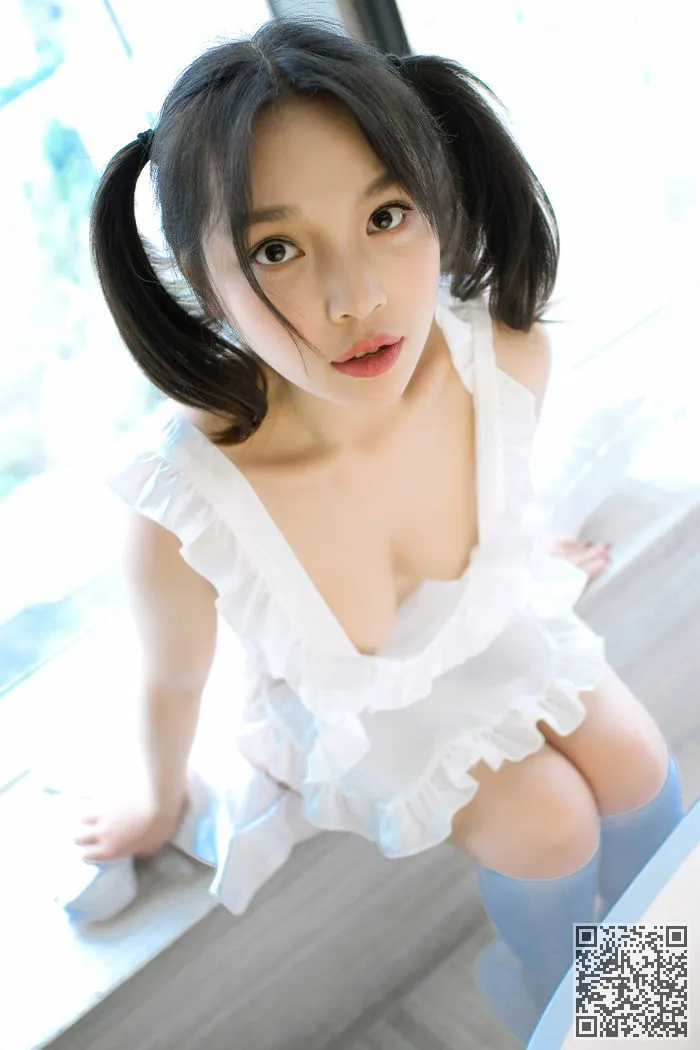 巨乳小孔雀跳舞纯白色制服诱惑和移动、制服诱惑、小纯子、童颜巨乳