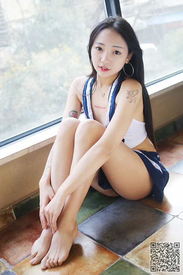 翘臀少女小月落地窗前初体验任君采撷