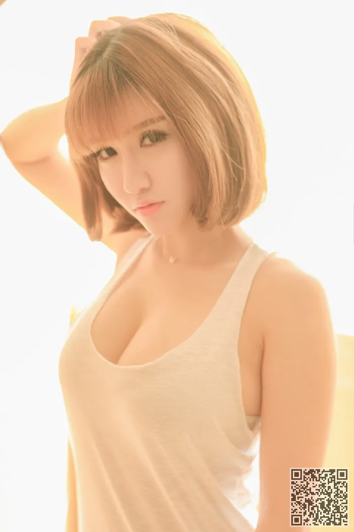 尤物娇萌萌浴室半裸手遮美乳很吸睛
