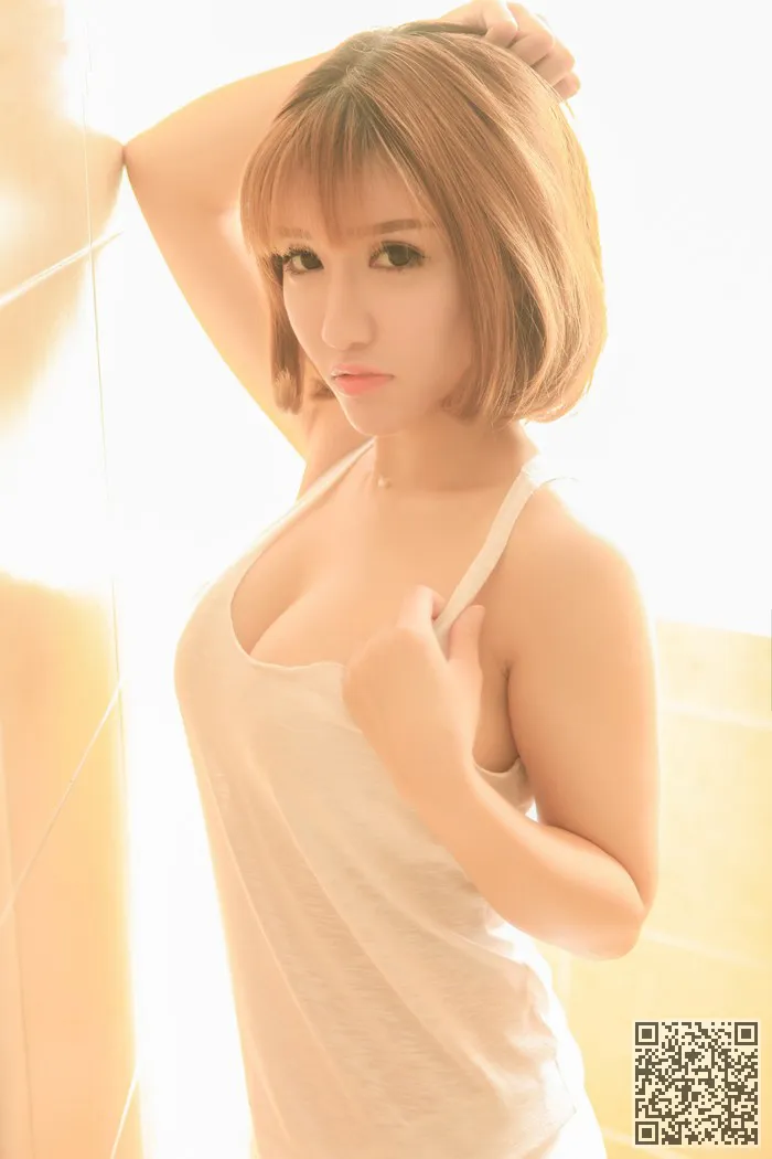 尤物娇萌萌浴室半裸手遮美乳很吸睛