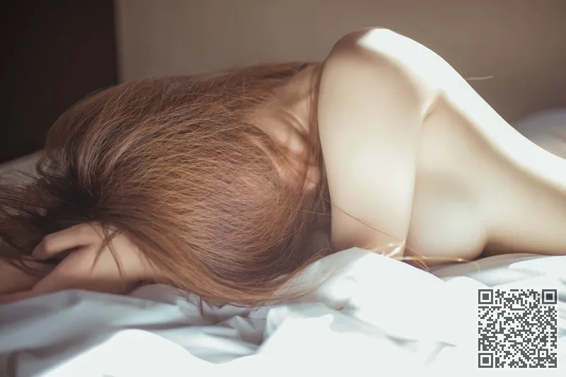 气质女郎kbora性感内衣眼神迷离动人