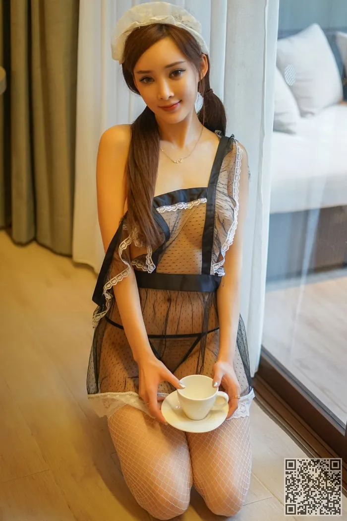 一个孤独的年轻女子薄纱内衣展示迷人的风情、寂寞、少妇、情趣内衣、风情