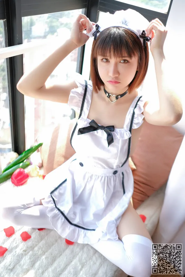 绝色尤物白丝女仆装上演制服诱惑