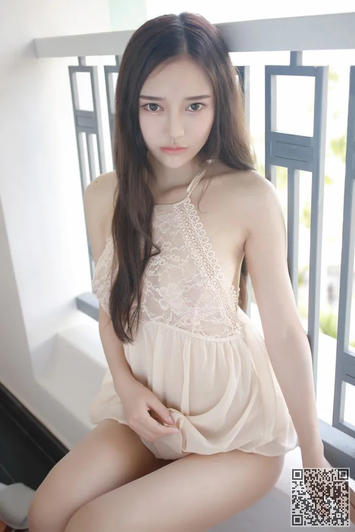 模范女神唐琪儿透视短裙美乳依稀可见