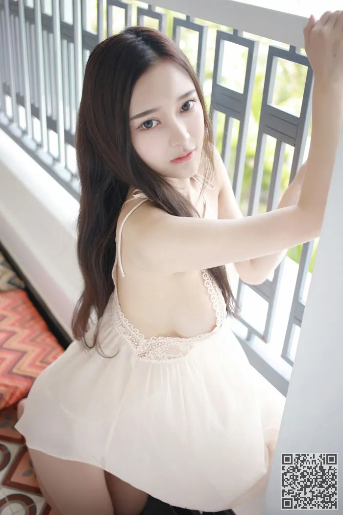 模范女神唐琪儿透视短裙美乳依稀可见