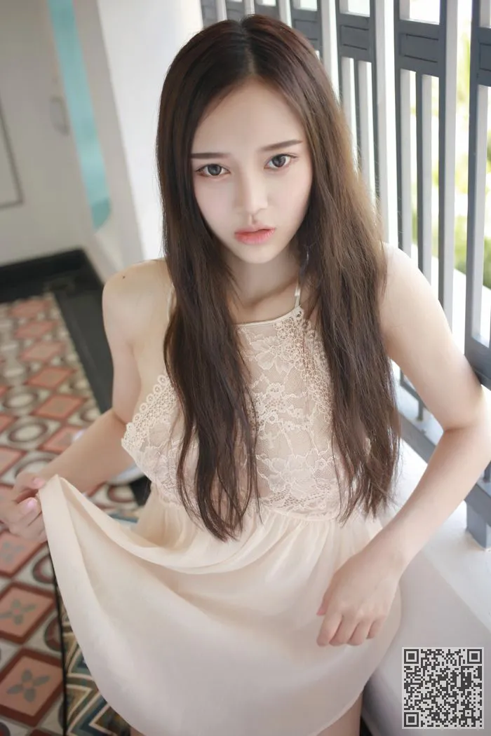模范女神唐琪儿透视短裙美乳依稀可见