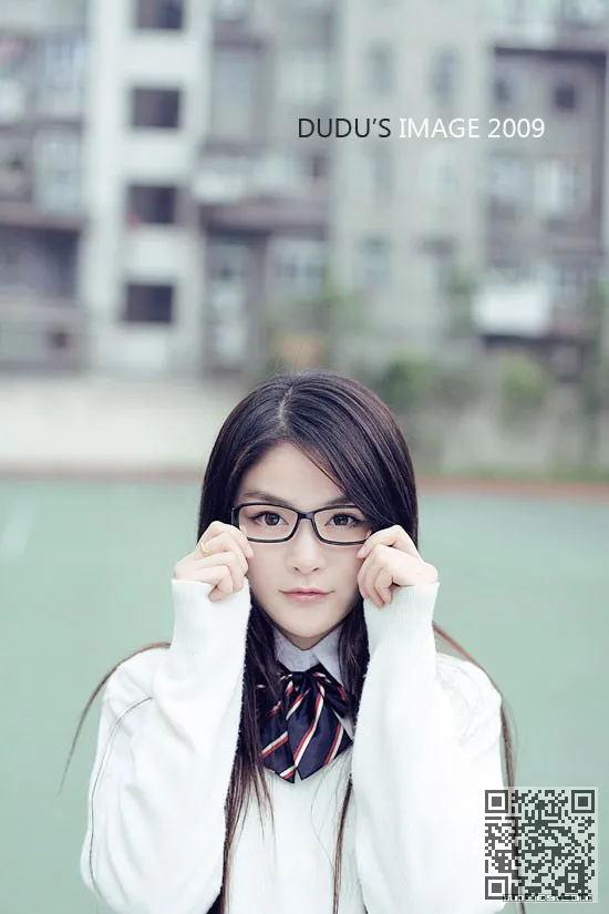 黑框眼镜美眉的冥想