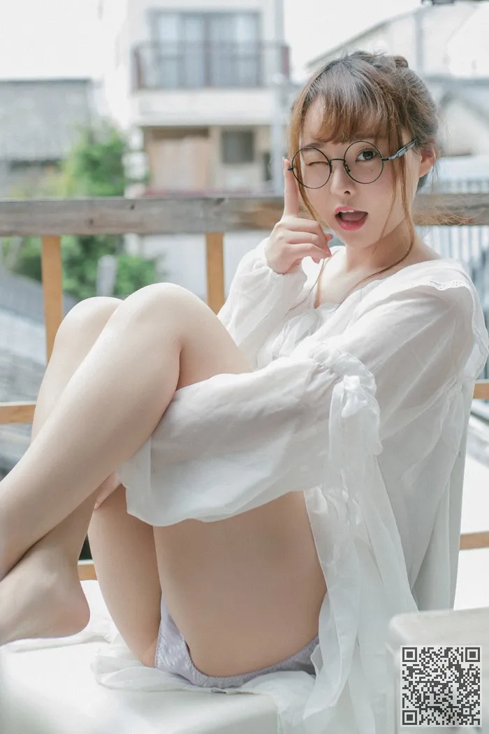 孔雀跳舞用丰满的乳房成形术柳树绮展示好身材、巨乳、柳侑绮、童颜