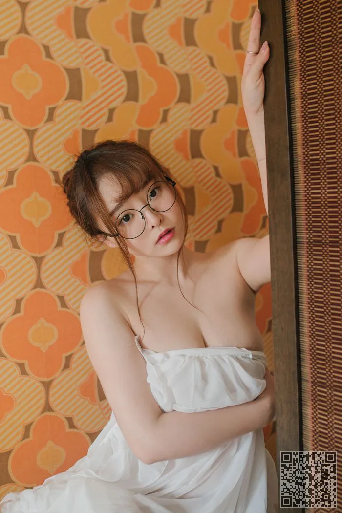 孔雀跳舞用丰满的乳房成形术柳树绮展示好身材、巨乳、柳侑绮、童颜