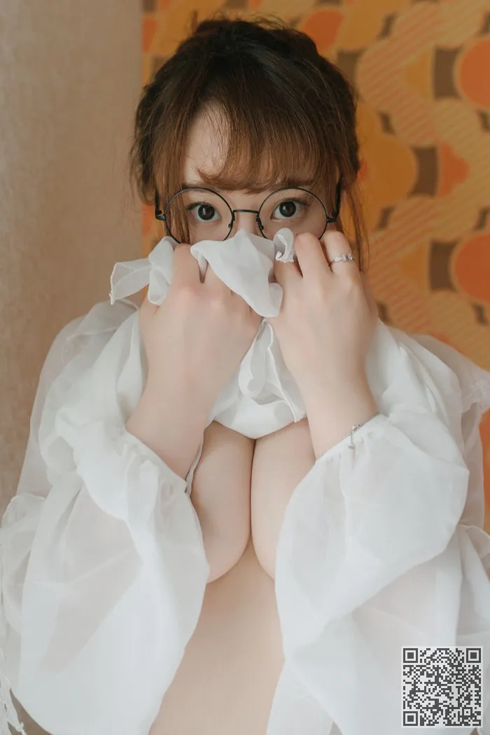 孔雀跳舞用丰满的乳房成形术柳树绮展示好身材、巨乳、柳侑绮、童颜