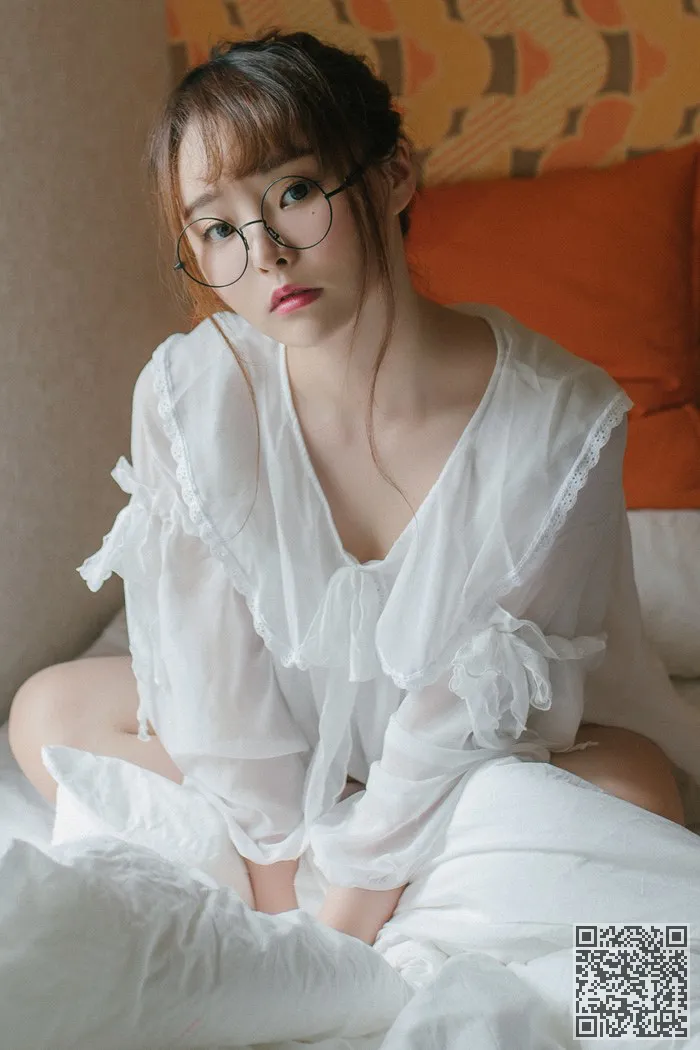 孔雀跳舞用丰满的乳房成形术柳树绮展示好身材、巨乳、柳侑绮、童颜