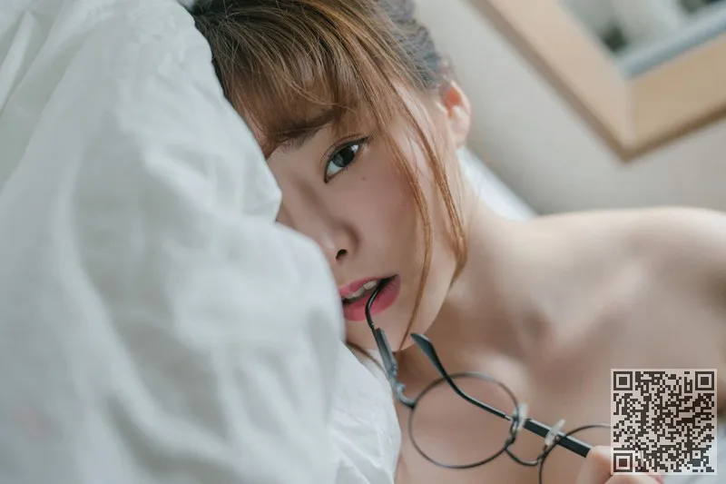 孔雀跳舞用丰满的乳房成形术柳树绮展示好身材、巨乳、柳侑绮、童颜