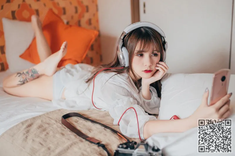孔雀舞蹈显示牛奶连体内衣性感的夏天美酱、夏美酱、性感、连体内衣
