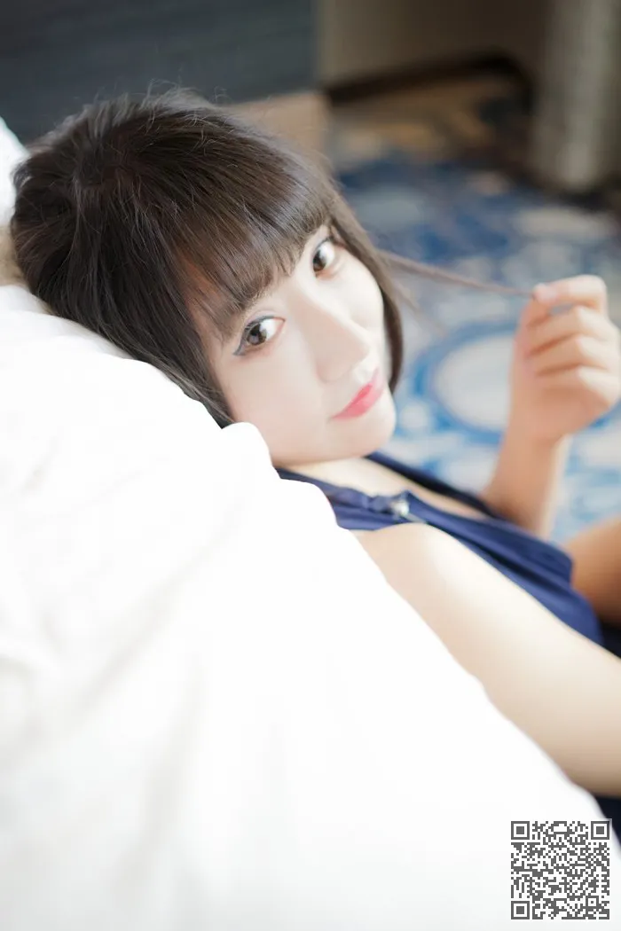 讴歌内衣展示年轻女子夏微笑连体魔鬼身材、内衣秀、夏笑笑、少妇