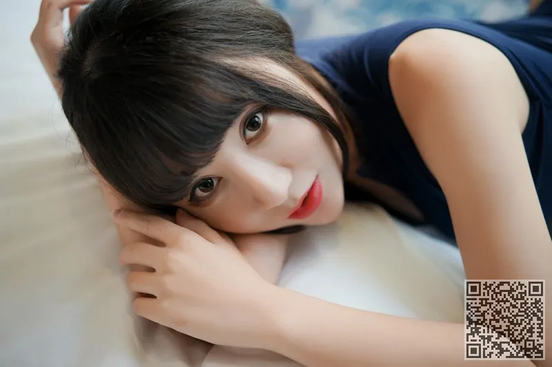 讴歌内衣展示年轻女子夏微笑连体魔鬼身材、内衣秀、夏笑笑、少妇