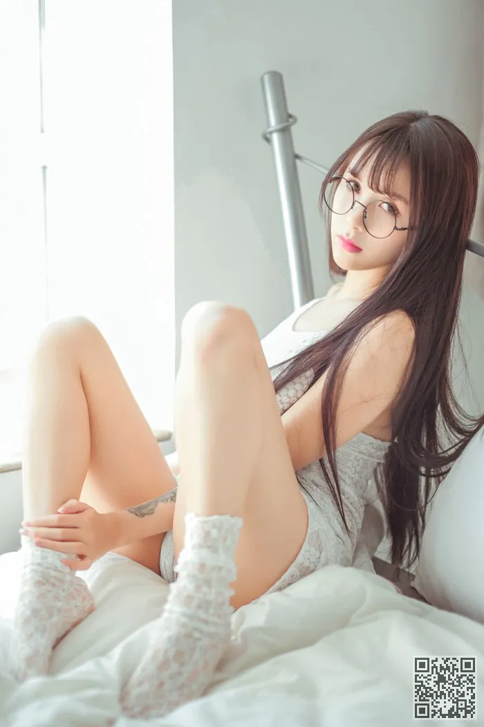 女神夏美酱比基尼包不住诱人美胸