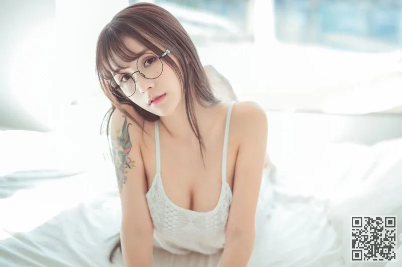 女神夏美酱比基尼包不住诱人美胸